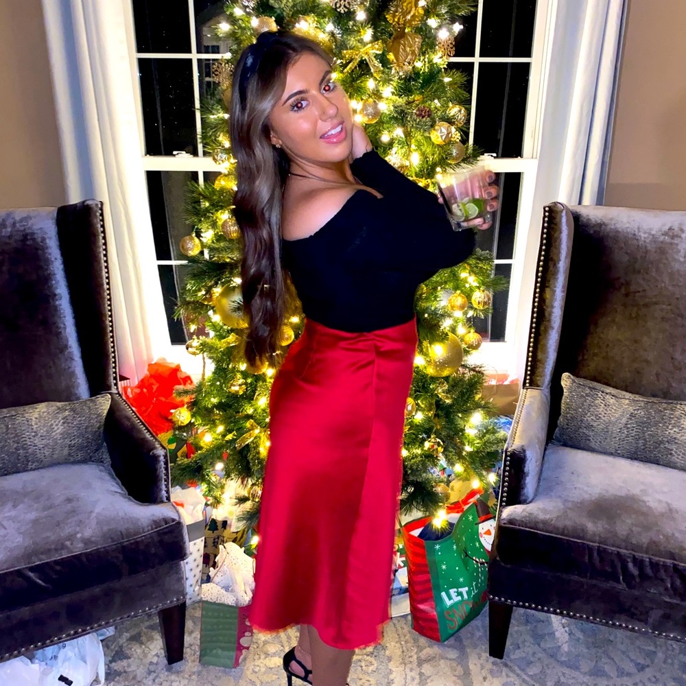 Beautiful silk skirt with small slit - Picture 1 of 3